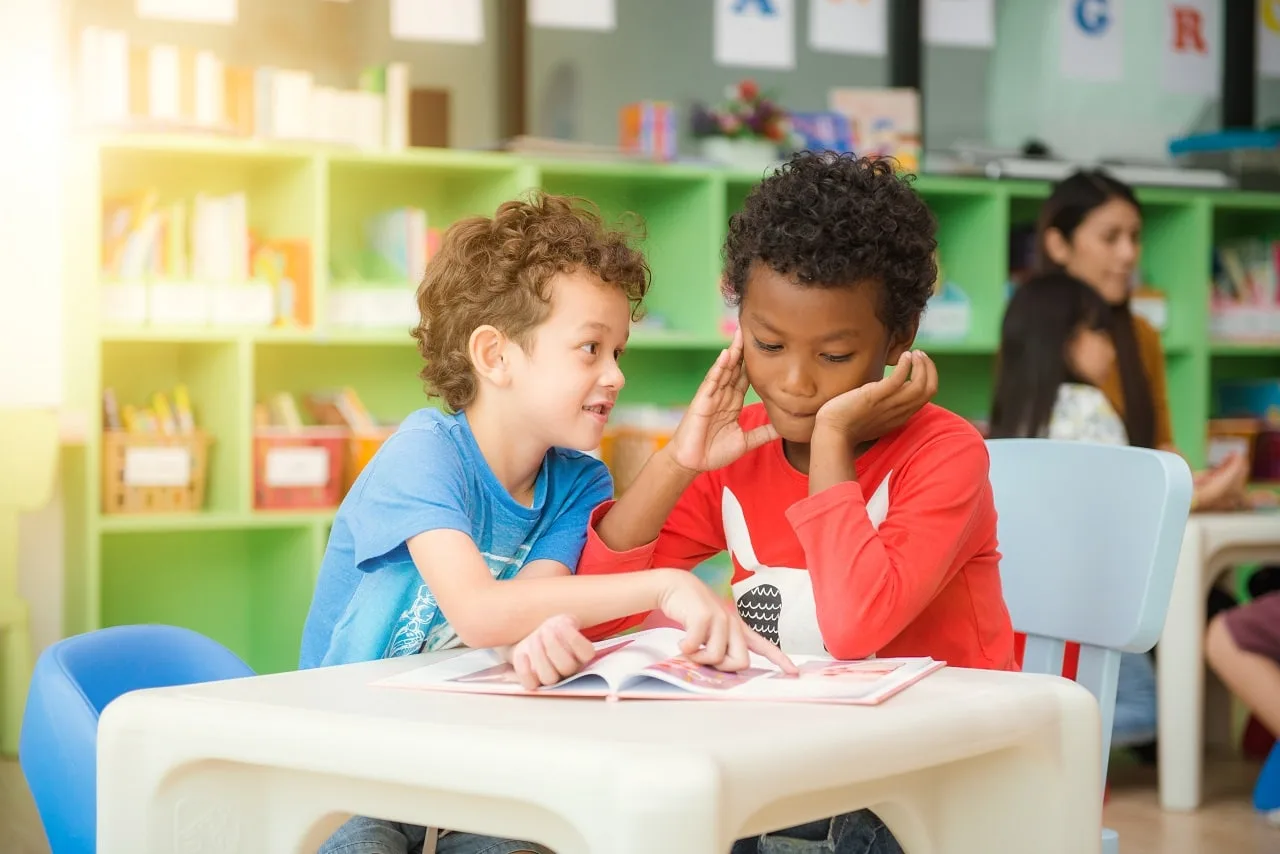 Crianças conversando na sala de aula