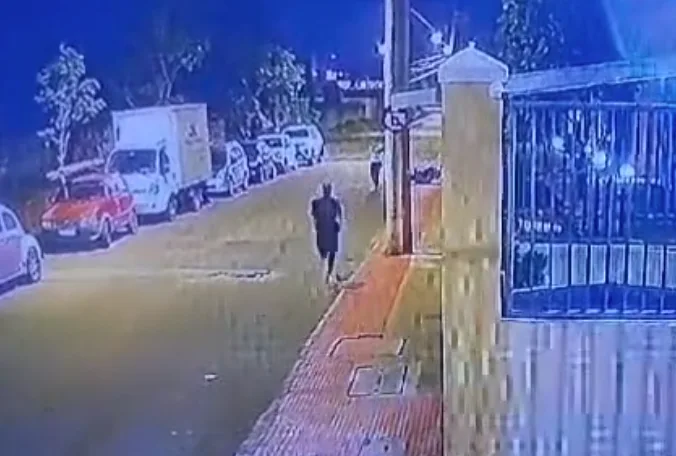 VÍDEO | Dono de bar é baleado após motoboy ser perseguido em Vila Velha