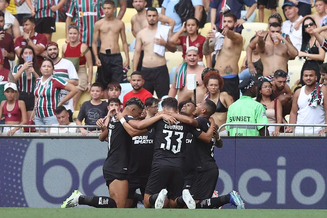 Botafogo bate o Fluminense com gol de Tiquinho e volta a vencer no Brasileirão