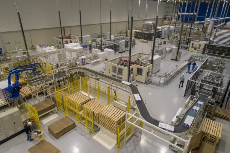 Linha de produção de papel: Celulose foi o produto mais exportado pelo ES e que ficou de fora do tarifaço. Crédito: Divulgação