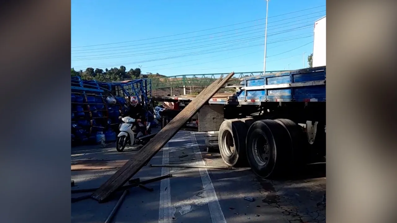 Trecho da Rodovia do Contorno é interditado após acidente entre 8 veículos