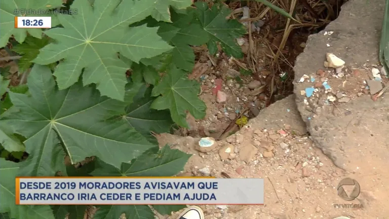 Barranco cede, atinge casas e famílias são retiradas das próprias moradias