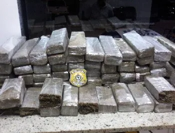 Motorista e casal vão parar na delegacia após polícia descobrir mais de 40 kg de maconha em veículo