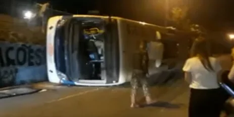 Ônibus cai de viaduto no Rio e deixa 14 feridos