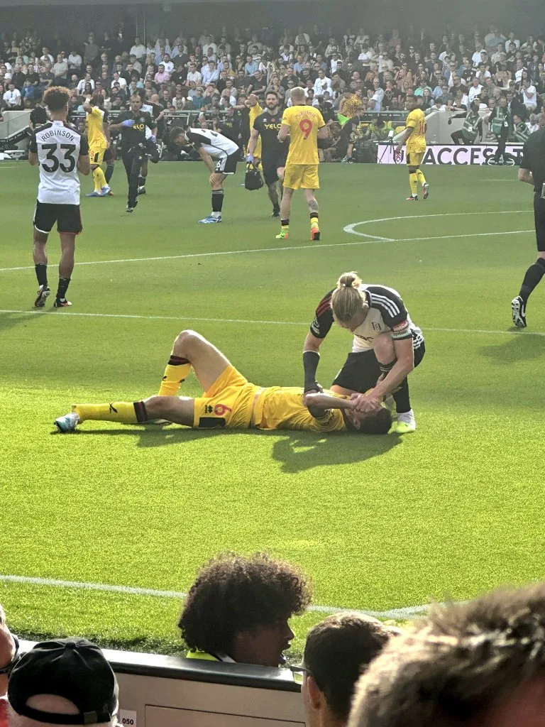 Imagem forte! Zagueiro do Campeonato Inglês sofre fratura exposta