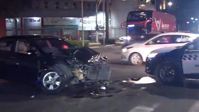 VÍDEO | Caminhão tomba e carro fica destruído após acidente em Vila Velha