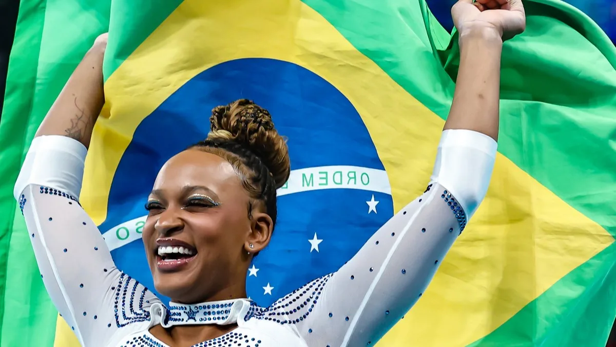 2024.08.03 – Jogos Olímpicos Paris 2024 – Ginástica Artística feminino. Com a bandeira do Brasil, Rebeca Andrade comemora a conquista da medalha de prata no salto. Foto: Wander Roberto/COB