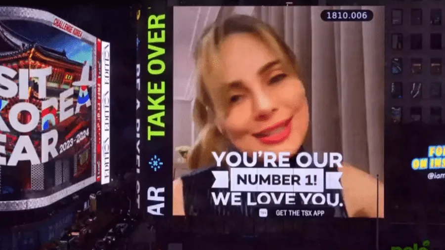 Fãs pagam para colocar vídeo em homenagem a Rachel Sheherazade na Times Square