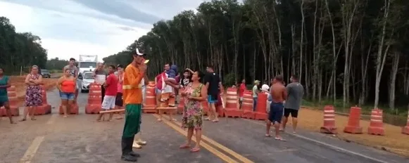 Moradores de Seringal protestam contra alagamentos