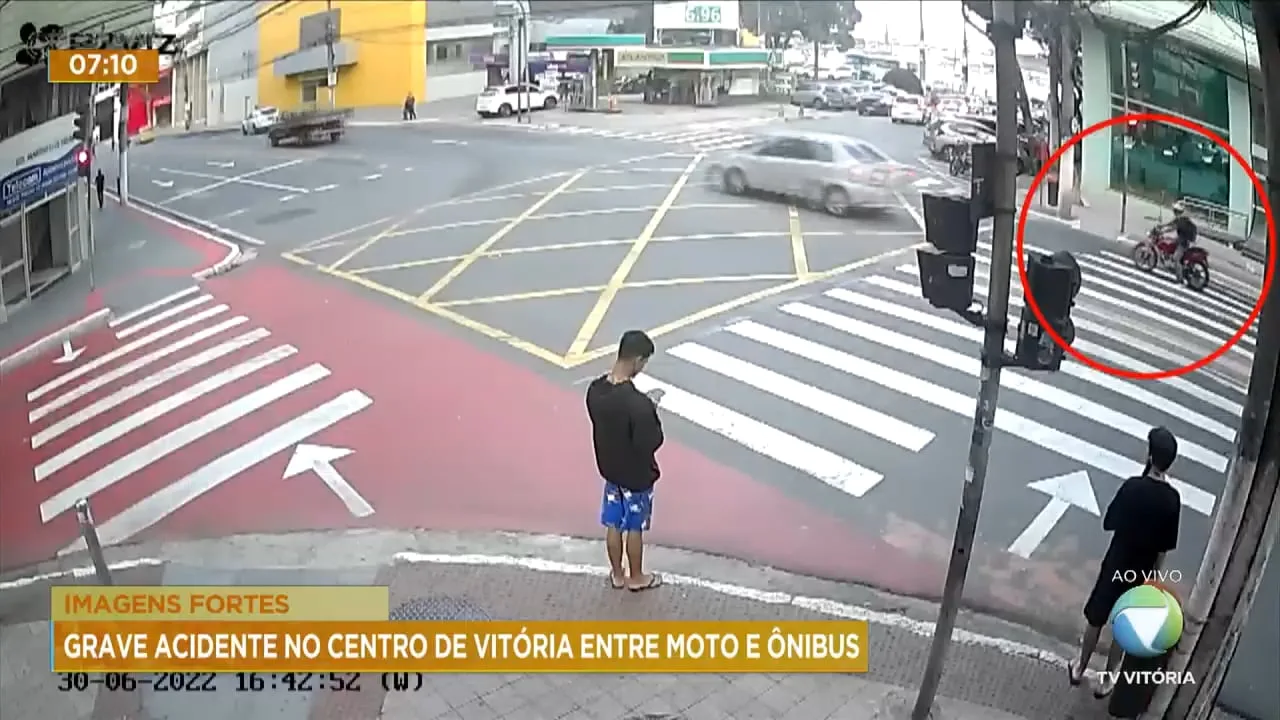 Grave acidente no Centro de Vitória entre moto e ônibus