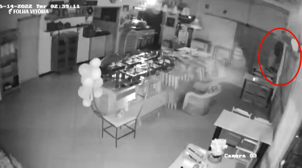 VÍDEO | Homem é detido após invadir restaurante em Viana