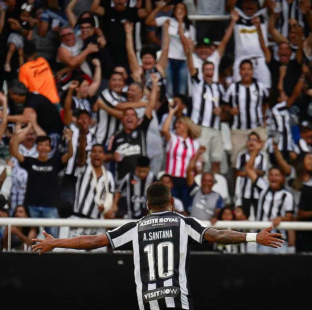 Alex Santana agradece apoio de torcida em vitória do Botafogo