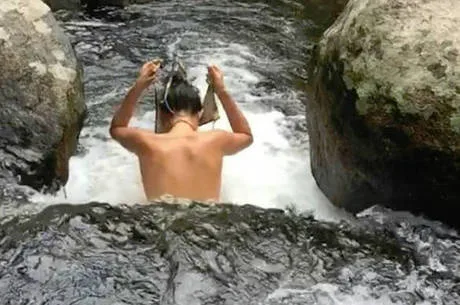 Nanda Costa divulga vídeo em que aparece fazendo topless em cachoeira