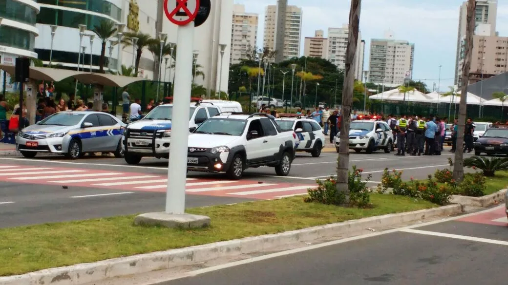 Motoristas de Uber e táxi discutem em frente a shopping de Vila Velha