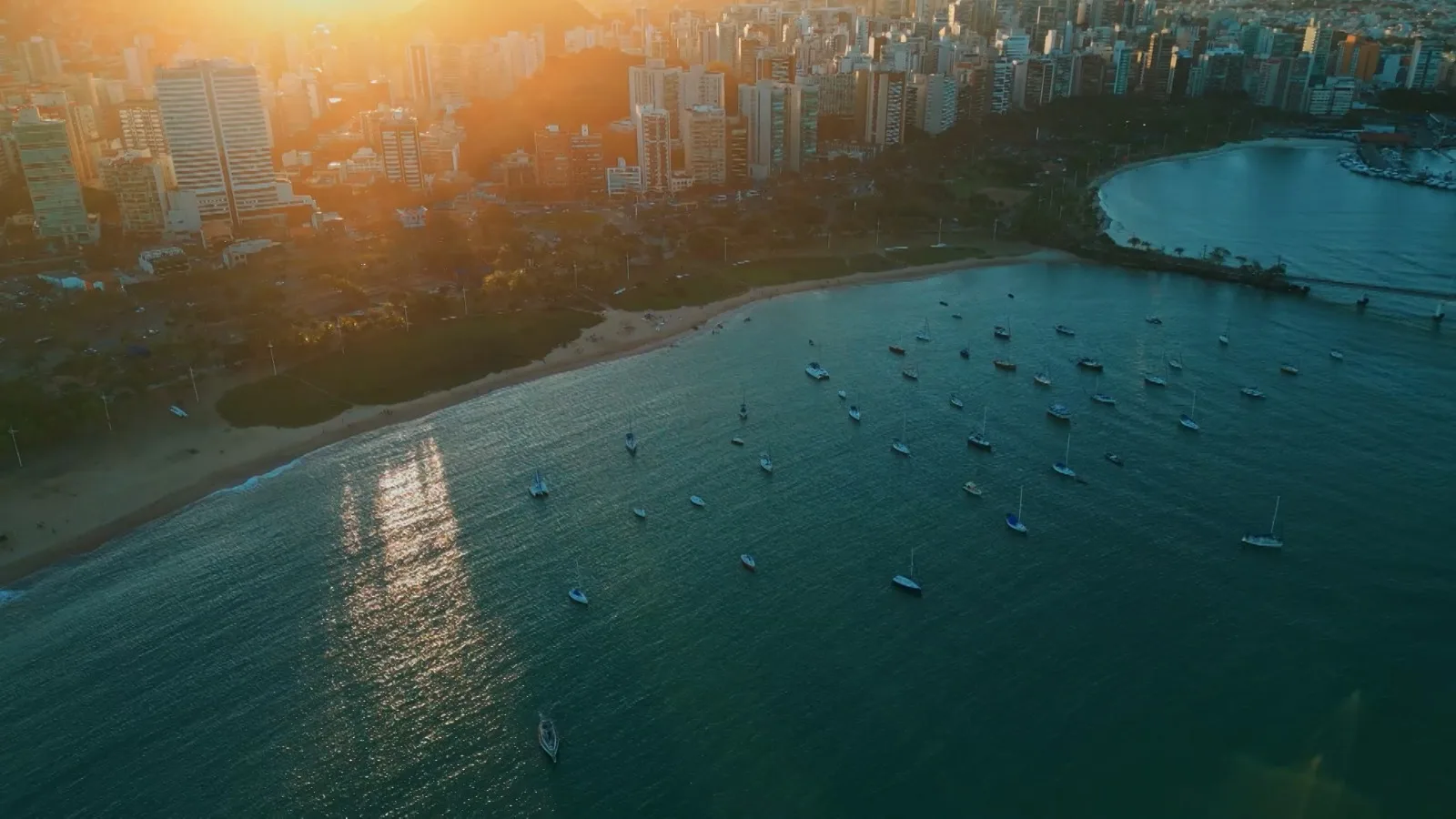 VÍDEO | Drone mostra praias de Vitória e fatos curiosos da ilha