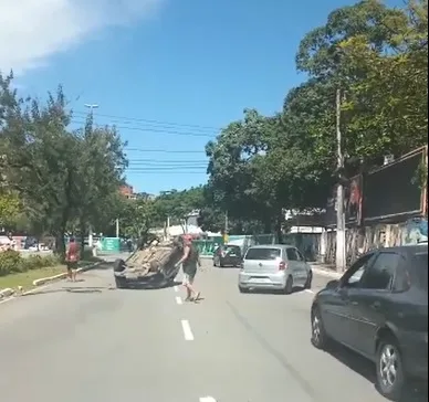 VÍDEO | Carro capota em Bento Ferreira e interdita parte de avenida de Vitória