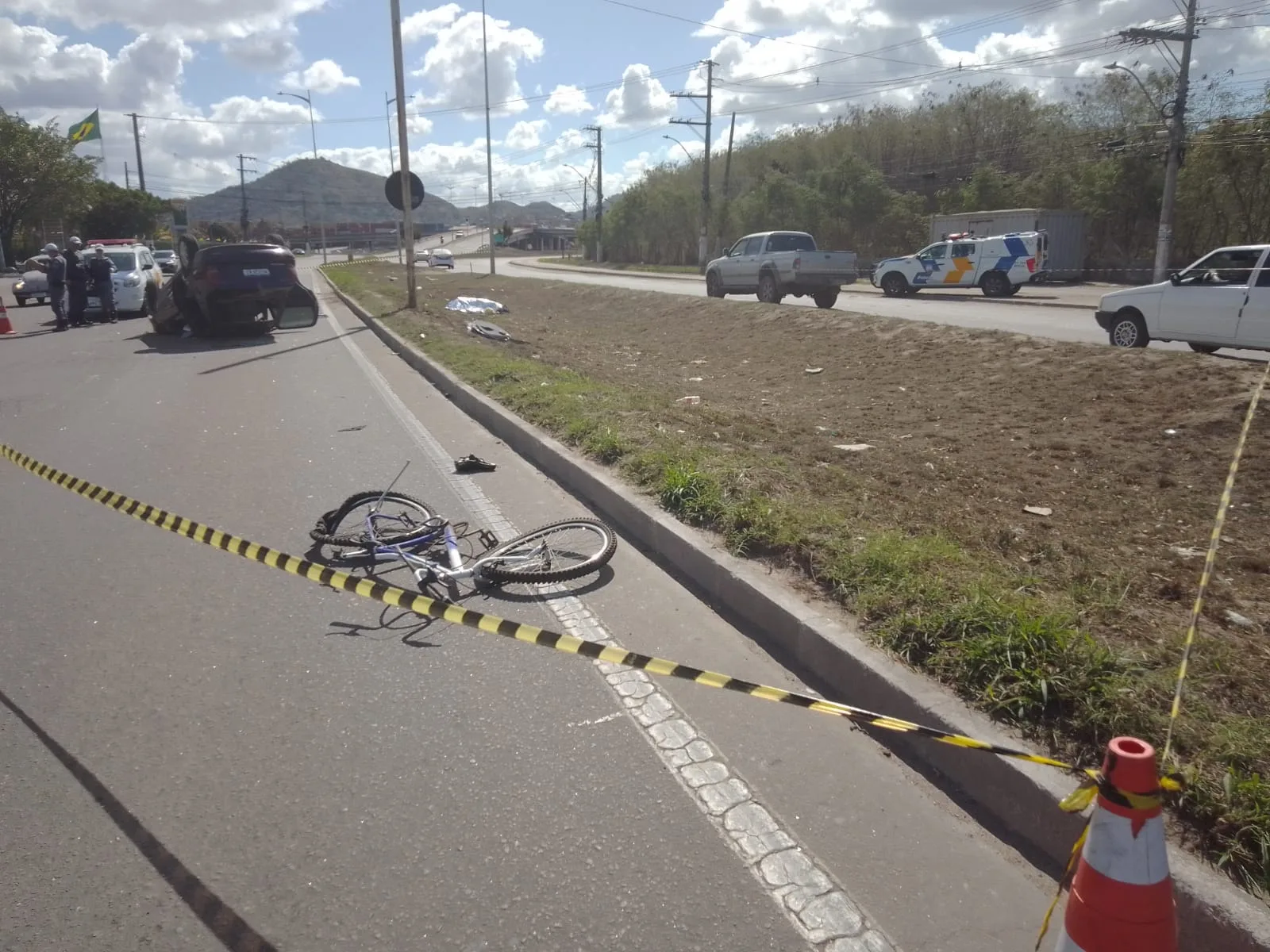 Ciclista morre e duas pessoas são socorridas em estado grave após acidente na Darly Santos