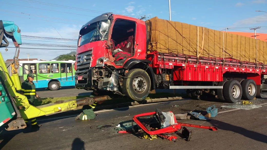 Trânsito é liberado depois de acidente entre caminhão e ônibus na Serra