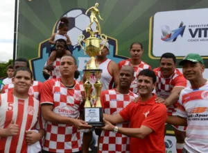 Unidos de Maria Ortiz e a taça de campeão de 2014 (Foto: André Sobral)