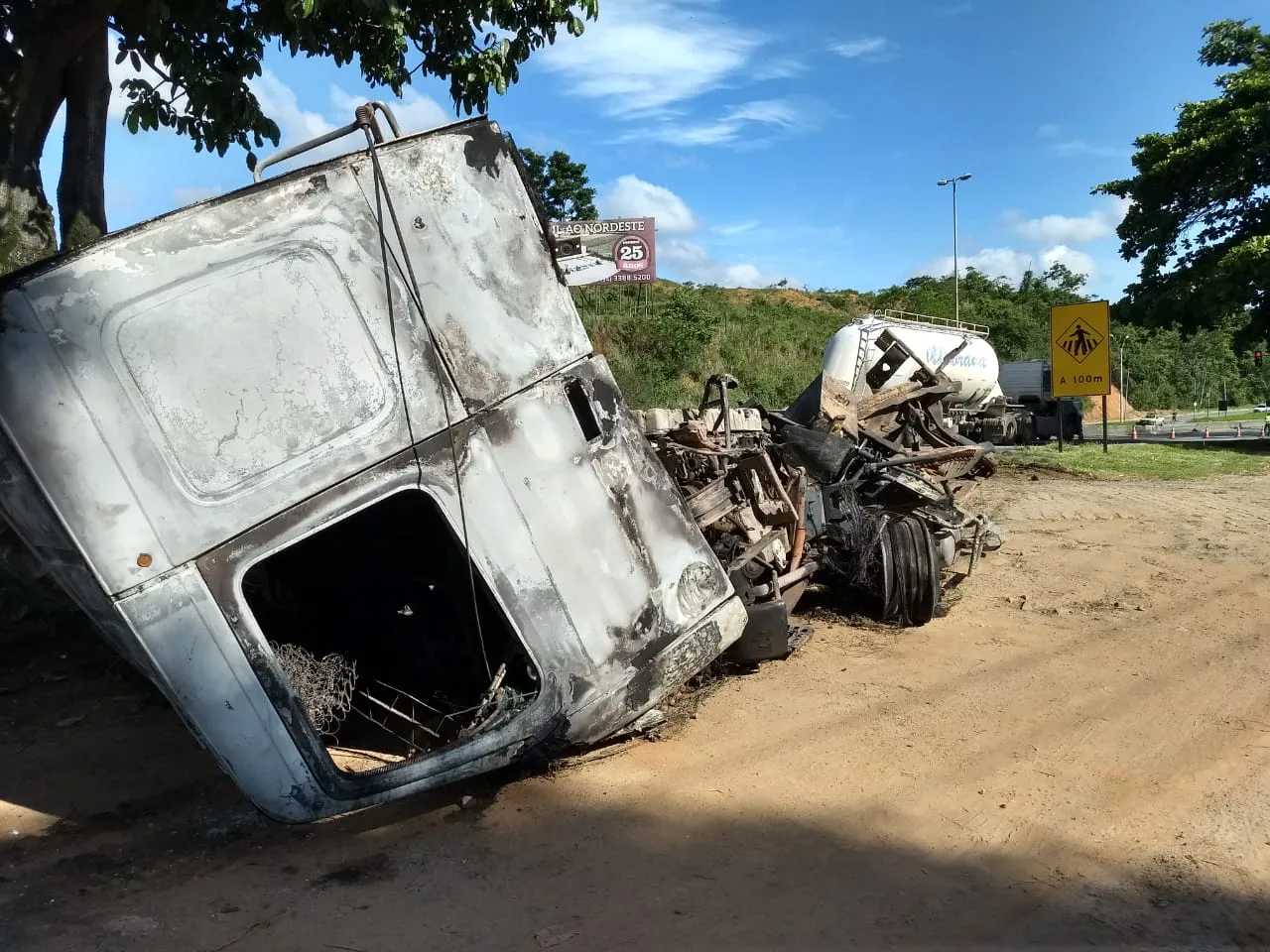 Grave acidente envolvendo ônibus e carreta deixa 4 feridos na BR-101, em Viana