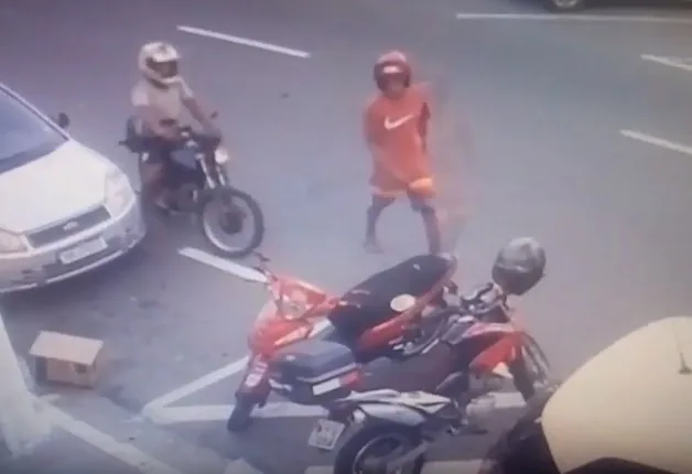 VÍDEO | Câmeras flagram criminosos furtando moto em Vitória