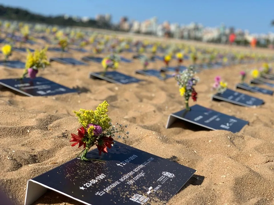 Ação na Praia de Camburi chama a atenção para número de mortes no trânsito no Espírito Santo