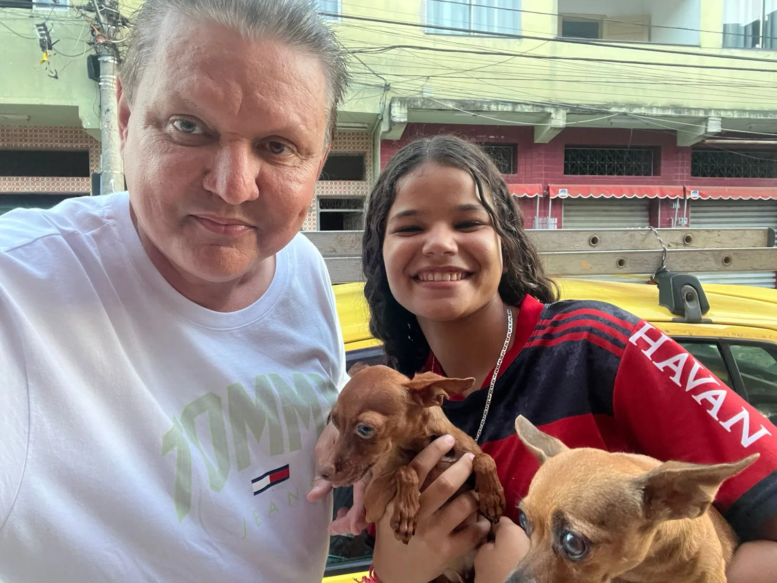 Prefeito de Cariacica se comove e devolve cachorro que achou na rua