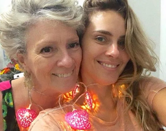 Um mês após morte da mãe, Carol Dieckmann faz homenagem