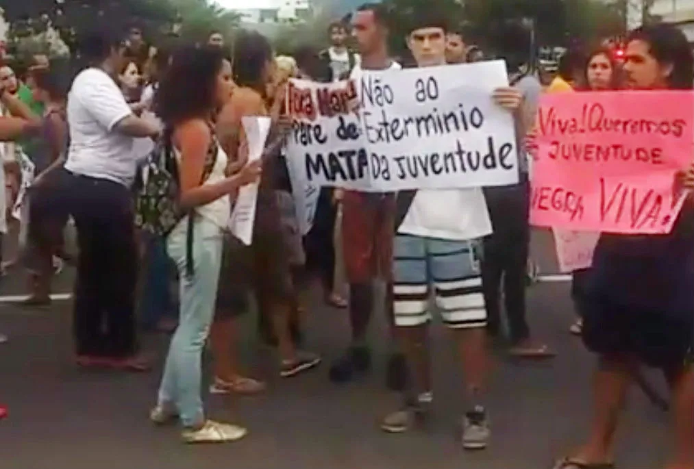 Novo protesto contra morte de adolescente no Bairro da Penha interdita ruas de Vitória