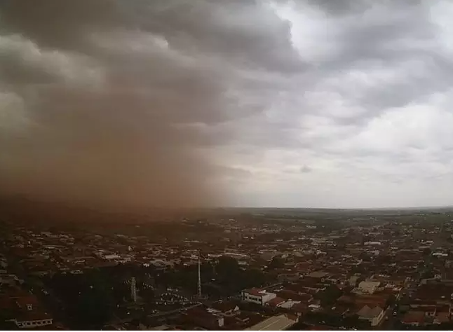 Nuvens de areia cobrem cidades no interior de São Paulo