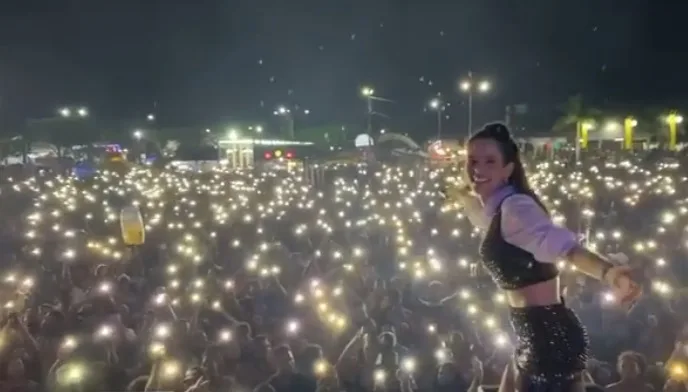 Cantora faz show e reúne multidão em meio à pandemia de covid-19