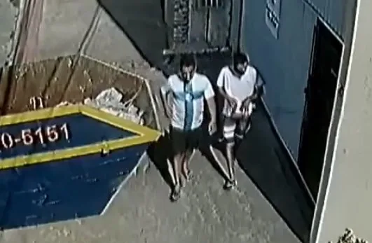 VÍDEO | Criminosos tentam roubar carro mas pedem ajuda ao dono para ligar o veículo