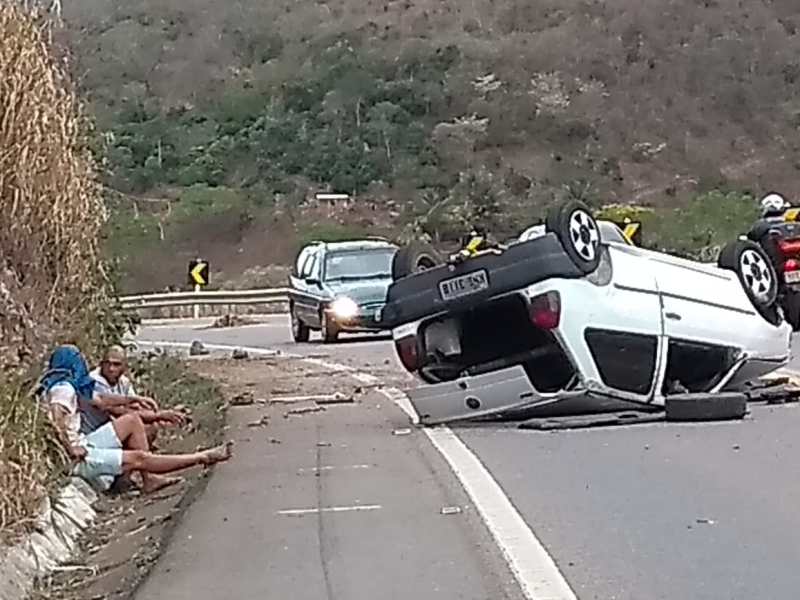 Veículo capota na BR 259 no distrito de Itapina