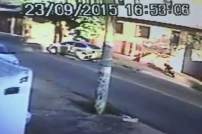 Mulher é arrastada ao tentar evitar roubo de carro em movimentada rua de Cachoeiro