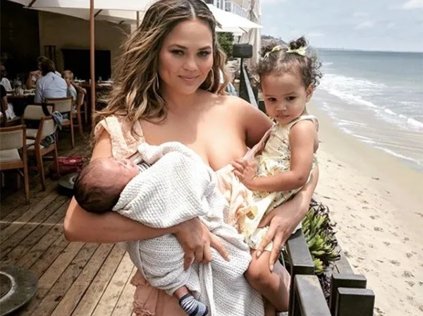 Chrissy Teigen posta vídeo emocionante em que sua filha mais velha conversa com as cinzas do irmão que morreu