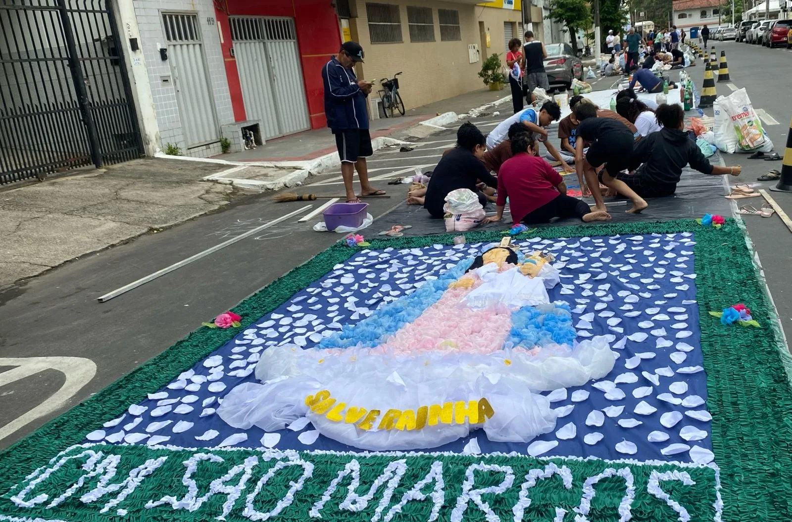 Corpus Christi: confecção de tapetes reúne de crianças a idosos; veja fotos