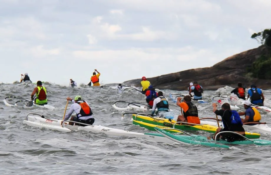 Paratletas capixabas experimentam canoagem polinésia na orla de Vitória