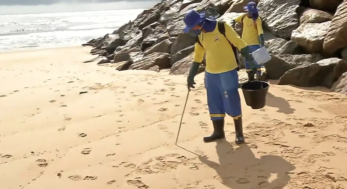 Manchas de óleo: 400 kgs já foram retirados de praias do ES; novos fragmentos são encontrados em Conceição da Barra