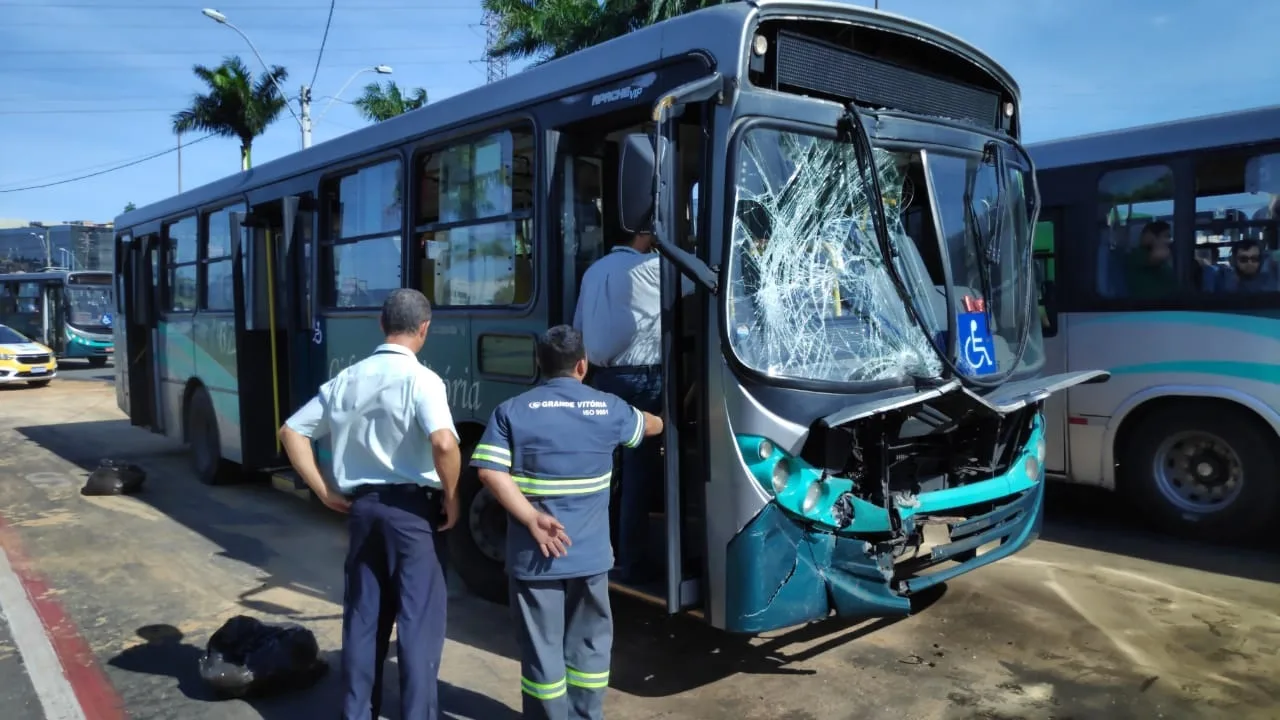 Óleo derramado na pista causa acidentes em Vitória; trânsito é intenso no local