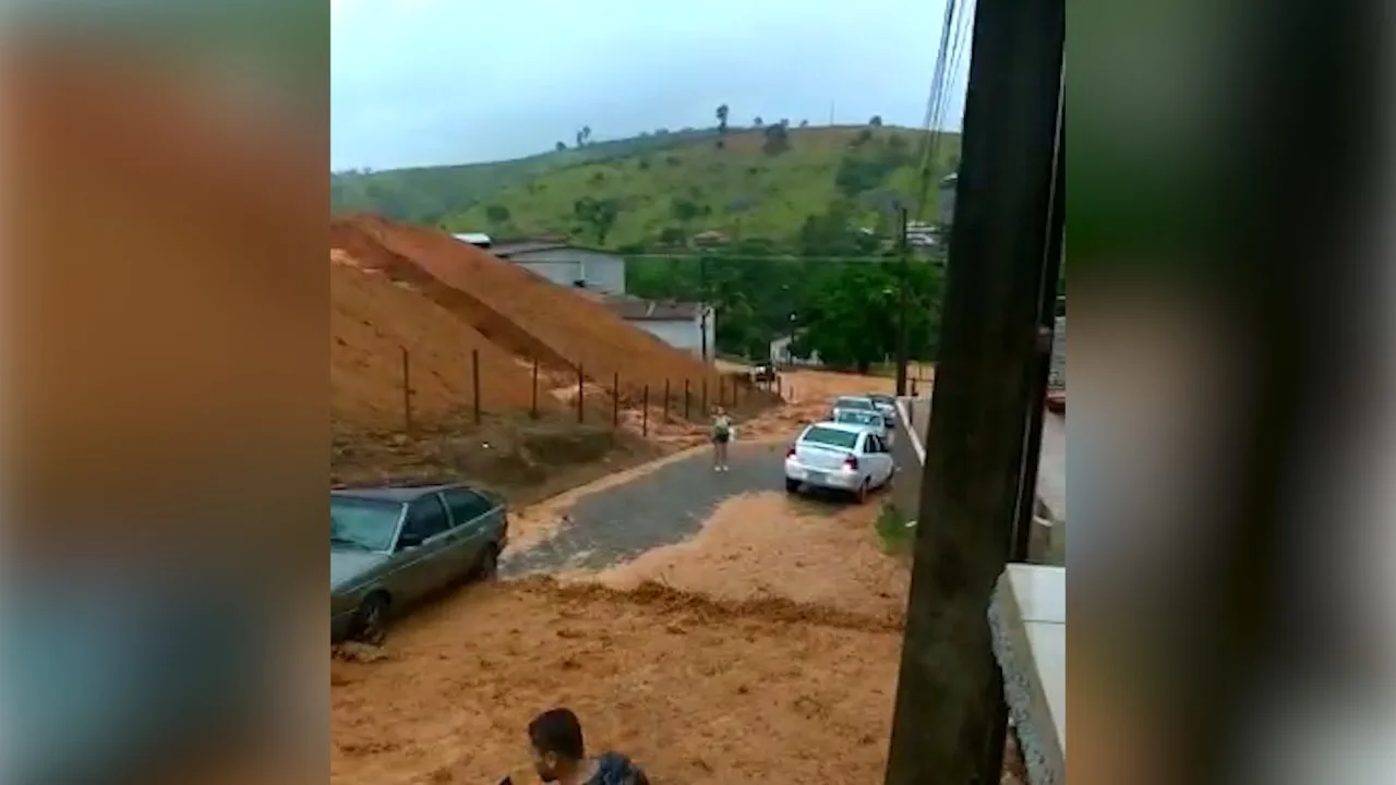 VÍDEO | Chuva provoca deslizamento de terra em São Roque do Canaã