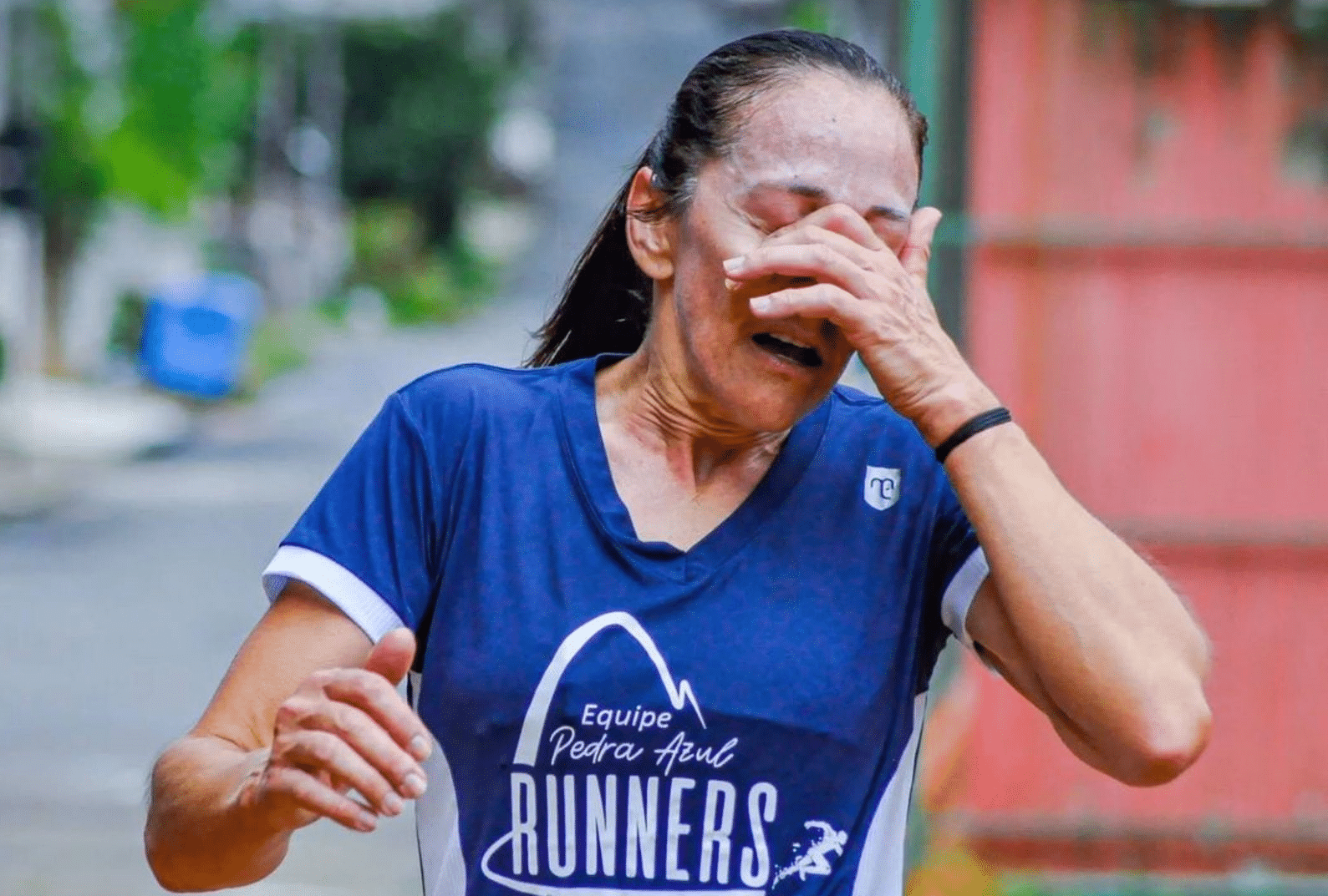 Professora supera câncer e dá exemplo de força na corrida e na vida