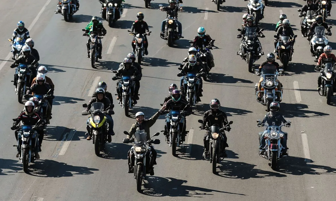 O presidente da República, Jair Bolsonaro, participa da motociata com apoiadores na Esplanada dos Ministérios