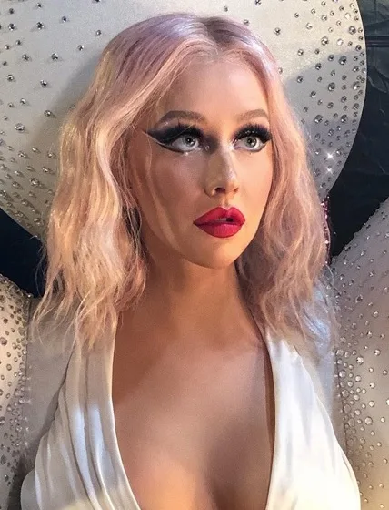 Fitas nos mamilos de Christina Aguilera são exibidos durante show após descuido