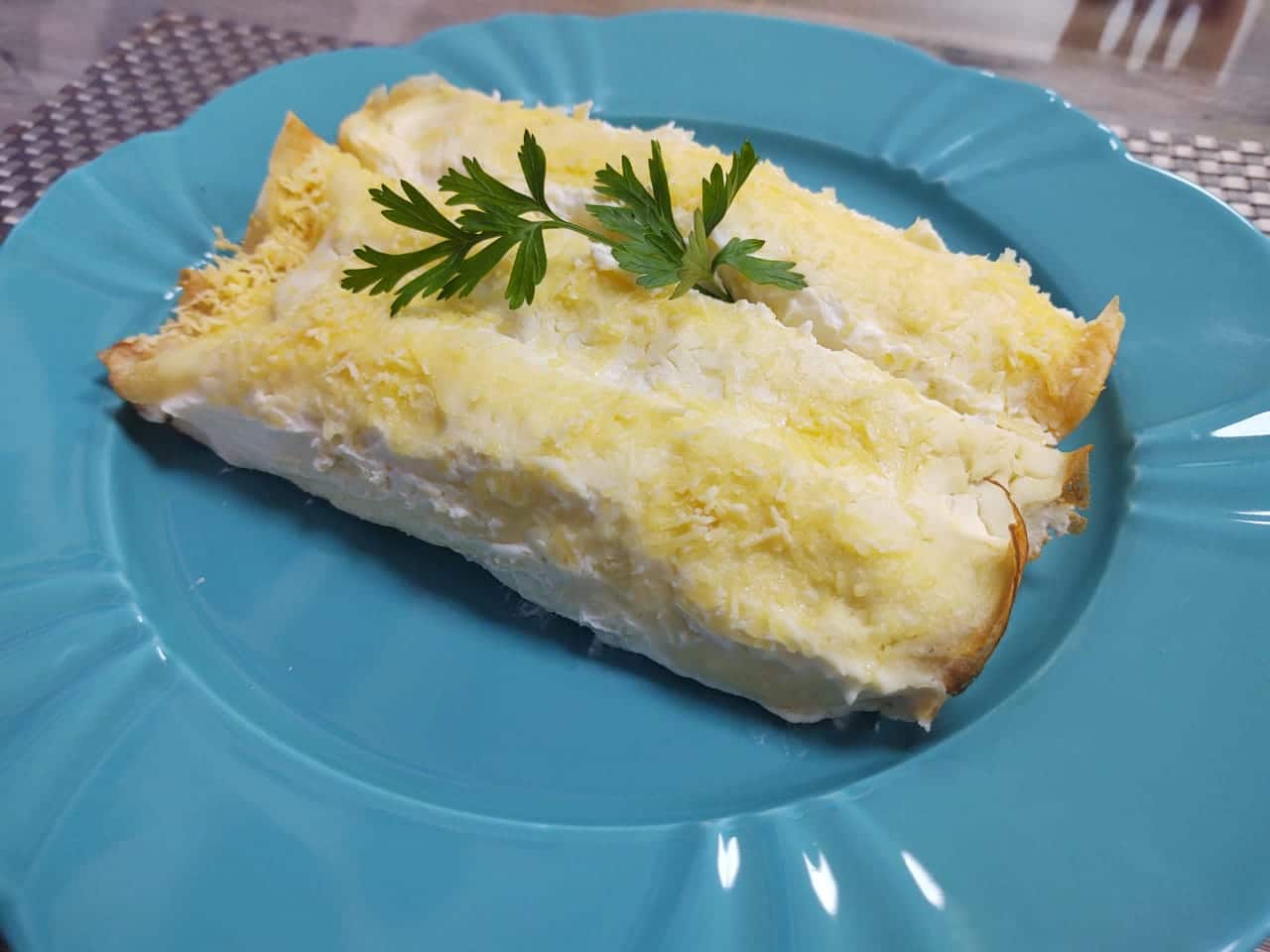 Panqueca de crepioca de frango ao molho de queijo