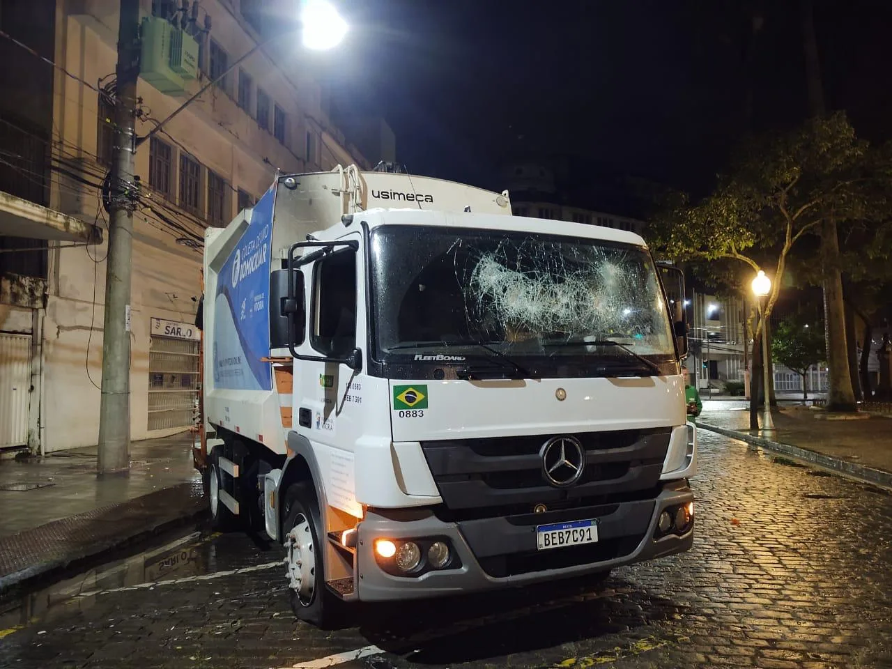 VÍDEO | Caminhões de lixo de Vitória têm vidros quebrados e pneus furados durante greve