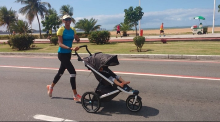 Dia das Mães: fundista não perde a velocidade para cuidar dos treinos, dos alunos e do filho