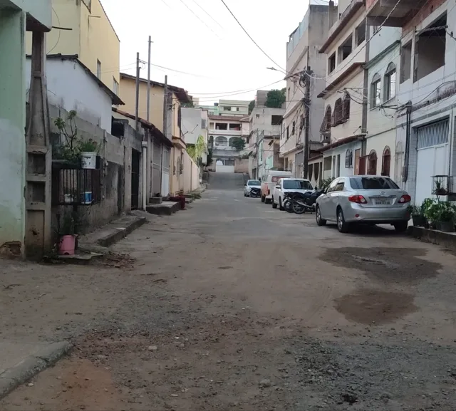 Homem é morto a tiros ao passar de moto por rua de Cariacica