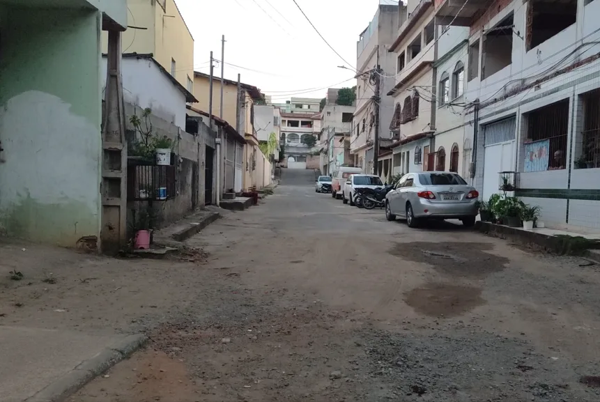 Homem é morto a tiros ao passar de moto por rua de Cariacica