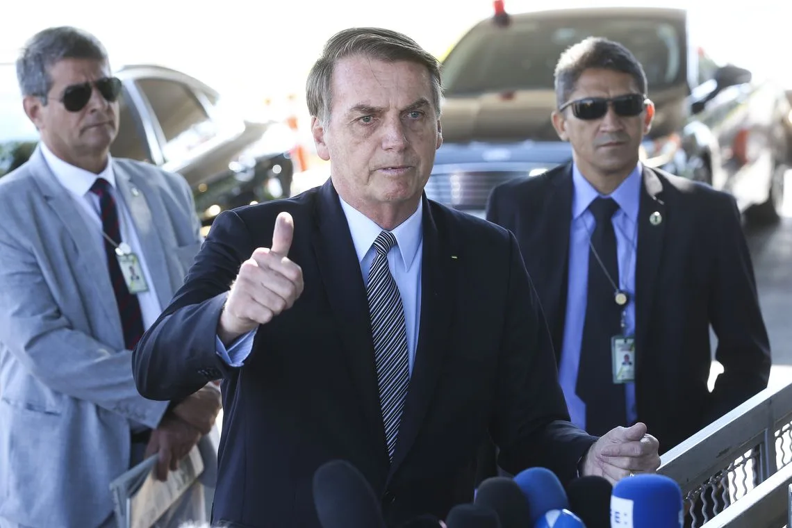 O presidente Jair Bolsonaro, fala à imprensa na entrada do Palácio da Alvorada.