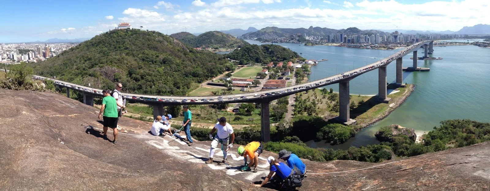 Mutirão para recolher lixo e limpar trilhas no Morro do Moreno